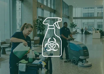 Équipe de nettoyage professionnel utilisant des produits désinfectants biocides