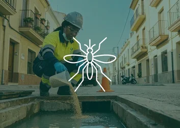 Technicien de santé publique traitant une eau stagnante contre le moustique tigre avec du larvicide