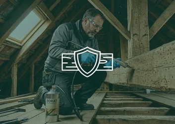 Spécialiste traitement du bois injectant un produit biocide TP8 dans une charpente