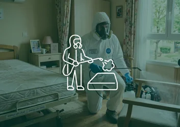 Applicateur Certibiocide TP18 en EPI traitant une chambre d'EHPAD contre la gale sarcoptique